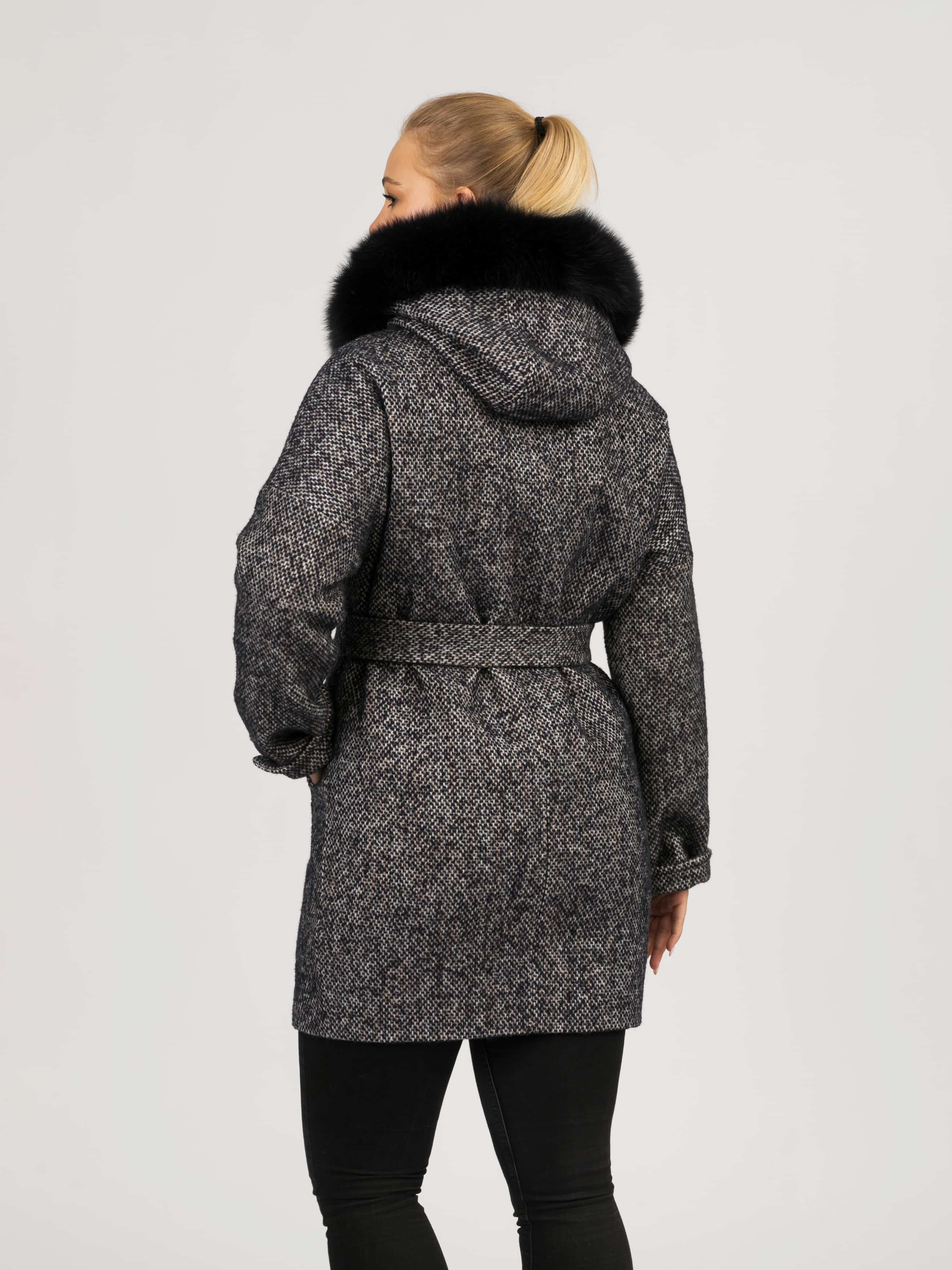 Пальто женское с капюшоном и отделкой из меха песца 52202